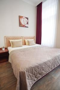 Un dormitorio con una cama grande y una ventana en Elegant & Stylish Center Apartments!, en Praga