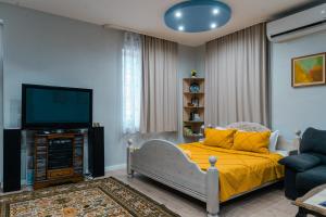 A television and/or entertainment centre at Luxury Studio near Tsarevets