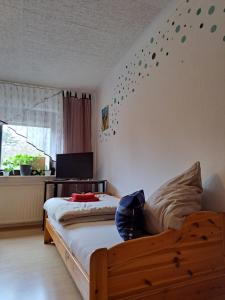 een slaapkamer met een bed en een muur met een wandsticker bij Ferienwohnung Niklas in Völklingen