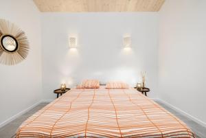 ein Schlafzimmer mit einem großen Bett mit zwei Tischen in der Unterkunft La Cabane du Huga N°3 in Lacanau + 21 Fotos