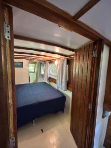 una camera con letto blu di Casa Barco Campeche a Florianópolis
