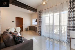 Zona d'estar a Lovely 2BR home in St Julians with Private Balcony by 360 Estates