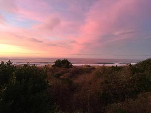 un tramonto sull'oceano su una spiaggia di Ocean Retreat a Brighton