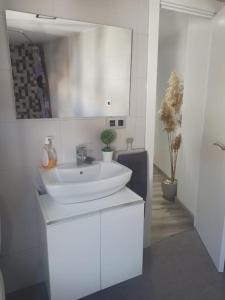 uma casa de banho com um lavatório branco num quarto em Casa para relajarse, con vistas. em Caravaca de la Cruz