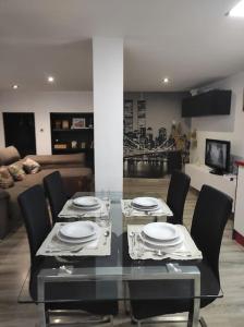 - une table à manger avec des chaises et des assiettes dans l'établissement Casa para relajarse, con vistas., à Caravaca de la Cruz