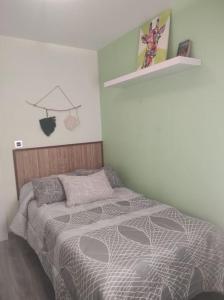 um quarto com uma cama e duas prateleiras na parede em Casa para relajarse, con vistas. em Caravaca de la Cruz