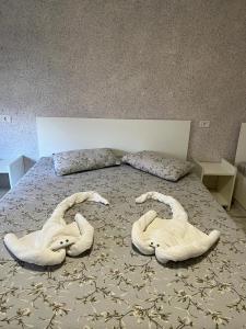 un letto con due cigni fatti per assomigliare a facce di Casa Ana a Constanţa