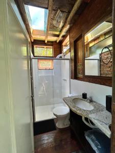 y baño con aseo, ducha y lavamanos. en Casa Barco Campeche en Florianópolis
