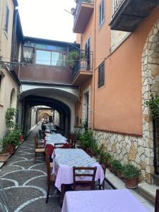 an alley with tables and chairs in a building at SUTTA L'ARCHI in Alia