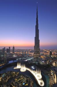 een uitzicht op Dubai in de nacht met de burj khalifa bij Armani Hotel Dubai, Burj Khalifa in Dubai