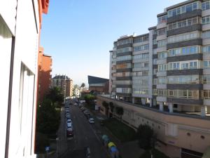 Blick auf eine Stadtstraße mit einem hohen Gebäude in der Unterkunft Apartamento AIRES DEL NORTE, con WiFi gratis in Santander