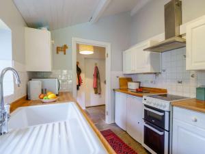Kuchyňa alebo kuchynka v ubytovaní 3 Bed in Bassenthwaite 84024