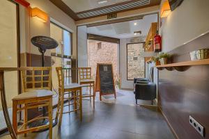 a restaurant with a bar with chairs and a table at Hotel Real de Illescas in Illescas