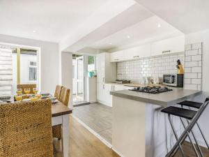 O bucătărie sau chicinetă la 3 bed property in Brixham 88018