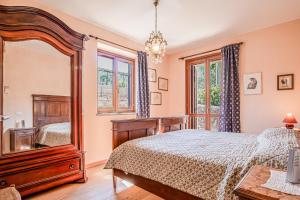 1 dormitorio con cama y espejo grande en Casa San Felo, en Casa Tonietti