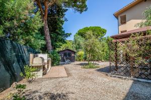 un jardin avec une clôture et une maison dans l'établissement Casa San Felo, à Casa Tonietti