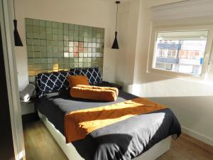 Schlafzimmer mit einem Bett und einem Fenster in der Unterkunft Apartamento AIRES DEL NORTE, con WiFi gratis in Santander