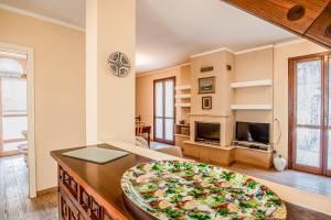 una sala de estar con una gran pizza en una mesa en Casa San Felo, en Casa Tonietti