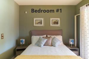 Postel nebo postele na pokoji v ubytování Sunset Mansion Kefalonia