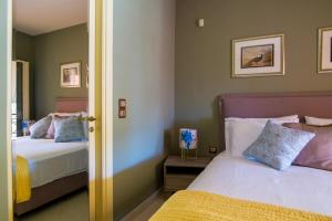 Postel nebo postele na pokoji v ubytování Sunset Mansion Kefalonia