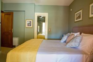 Postel nebo postele na pokoji v ubytování Sunset Mansion Kefalonia