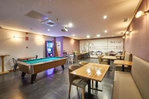 Biliár nebo kulečník v ubytování Hotel Real de Illescas