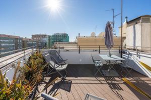 - Balcón con mesa y sillas en un edificio en Feelathome Waldorf Suites Apartments, en Madrid