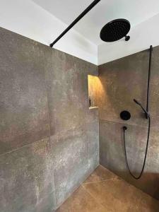 uma casa de banho com um chuveiro. em Spa, Sport & City Luxury Ski-in Ski-Out Apartment em Kitzbühel