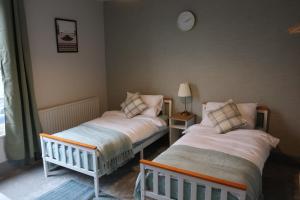 twee bedden naast elkaar in een kamer bij Relax & Unwind In A Stunning 3BD Home in Sheffield in Sheffield