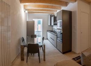 - une cuisine et une salle à manger avec une table et des chaises dans l'établissement HouseImperia, à Imperia