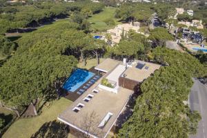 uma vista aérea de uma casa com piscina em Villa Golf em Vilamoura