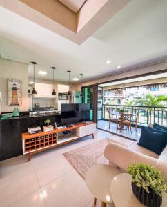 a living room with a couch and a television at Manhattan Beach Riviera Aquiraz in Aquiraz