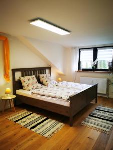 ein Schlafzimmer mit einem großen Bett in einem Zimmer in der Unterkunft Kleine Auszeit in Amelinghausen