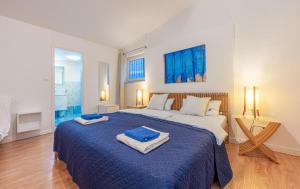 Un dormitorio con una cama grande con dos toallas encima. en Casa Lorenzo, en Premantura