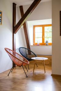 twee stoelen en een tafel in een kamer bij Chalupa NA ZEMI 211, Andělská Hora in Andělská Hora