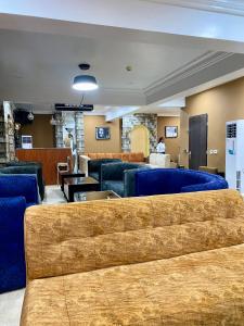 アブジャにあるGLOVIS LUXURY APARTMENTの青いソファと待合室のあるロビー