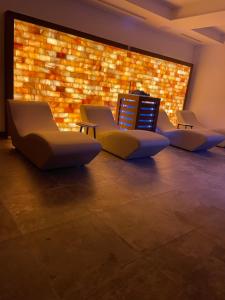 una sala de espera con sillas y una pared de ladrillo en Palace Hotel & SPA La CONCHIGLIA D' ORO, en Vicenza