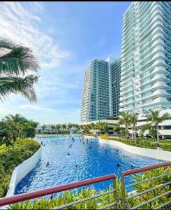 una piscina en un complejo con edificios altos en Condo At Azure North San Fernado, en San Fernando