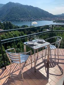einen Tisch und Stühle auf einem Balkon mit Aussicht in der Unterkunft La finestra sul lago di Como in Como