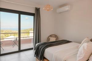 Postel nebo postele na pokoji v ubytování Nirvana - Unalome Villas