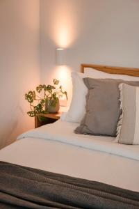 Postel nebo postele na pokoji v ubytování Nirvana - Unalome Villas
