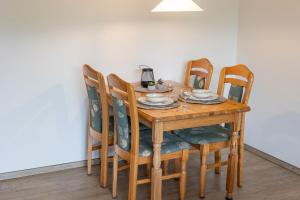 a wooden table with four chairs and affe at LM7-8 - Ferienwohnung Typ B Komfort in Schottwarden