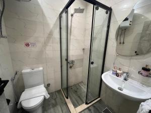 Uma casa de banho em Shadow Pyramids Suites and Jacuzzi