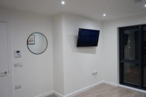 Μια τηλεόραση ή/και κέντρο ψυχαγωγίας στο Luxury city centre apartment Belfast
