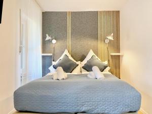 Ένα ή περισσότερα κρεβάτια σε δωμάτιο στο Snug Stays 2 - Design 1-Zimmer-Studio am See mit Terrasse, Garten, Badestelle vor dem Haus