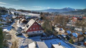una vista aérea de una pequeña ciudad en la nieve en Apartmány chata Samoty en Železná Ruda