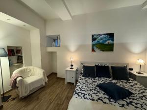 ナポリにあるDimora San Marcellinoのベッドルーム1室(ベッド1台、椅子付)