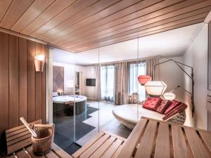 TV a/nebo společenská místnost v ubytování Steigenberger Hotel Treudelberg Hamburg