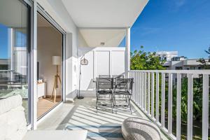 een balkon met 2 stoelen en een tafel. bij Tango in Sitges