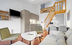 Μια τηλεόραση ή/και κέντρο ψυχαγωγίας στο Beautiful Apartment In Ringkøbing